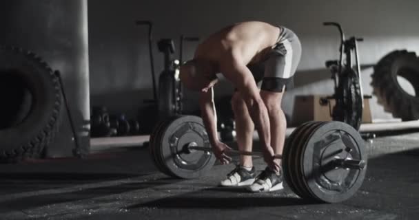 Deportiva haciendo un intento fallido durante el ejercicio de levantamiento de pesas — Vídeos de Stock