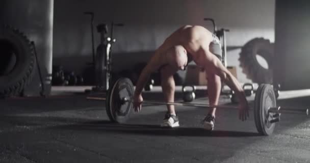 筋肉スポーツマンは、バーベルとスナッチ運動を行う — ストック動画