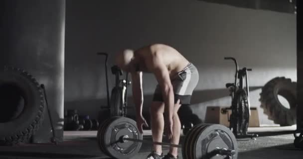 Deportiva haciendo un intento fallido durante el ejercicio de levantamiento de pesas — Vídeos de Stock