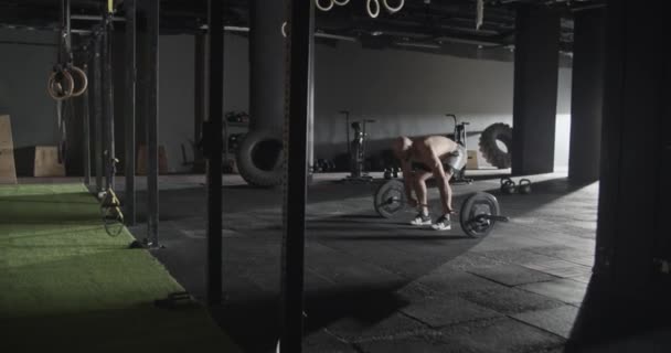 Athletischer Mann macht saubere und ruckartige Übung mit der Langhantel im Fitnessstudio — Stockvideo