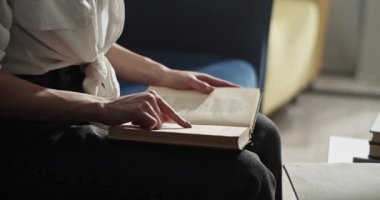 Öğrenci yüksek sesle kitap okuyor ve oturuma hazırlanıyor