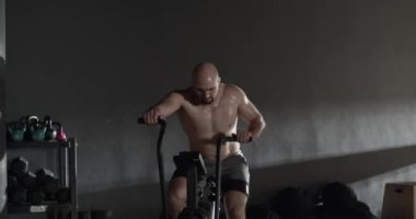 Spor salonunda spor yapan kaslı sporcu.