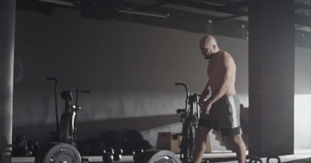 Εξαγριωμένος αθλητής κάνει deadlift προσπάθεια στο γυμναστήριο — Αρχείο Βίντεο