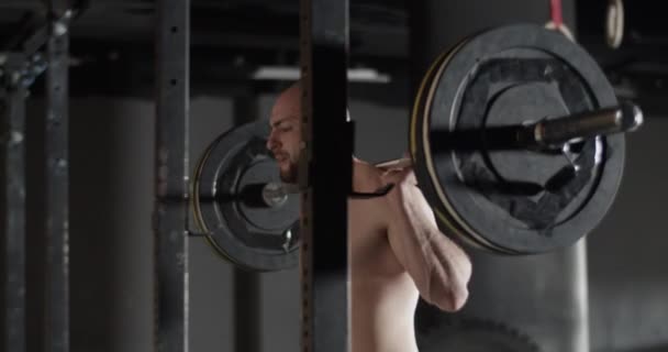 Strong sportsman doing squats with barbell — Stock Video