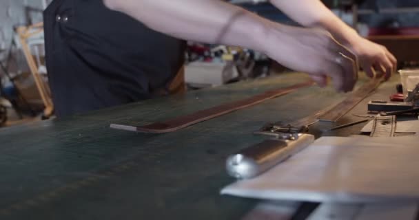 Ремісник прикріплює пряжку до пояса — стокове відео