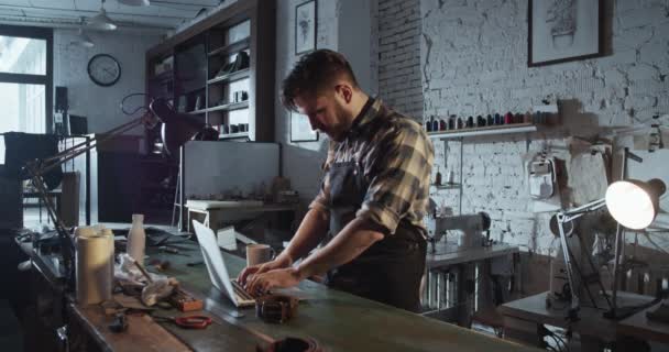 Craftsman selling belt in internet — Stock Video