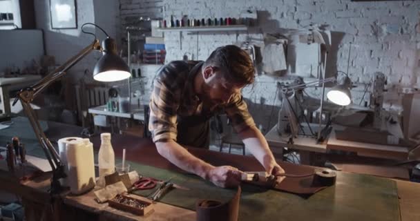 使用皮革刀具的男性工匠 — 图库视频影像