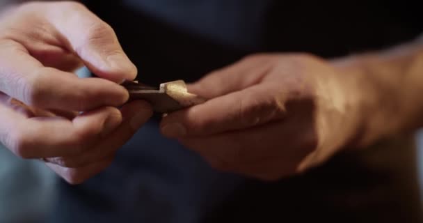 Rzemieślnik przygotowujący nóż do skóry — Wideo stockowe