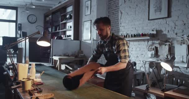 Hombre artesano preparando cuero para el trabajo — Vídeos de Stock