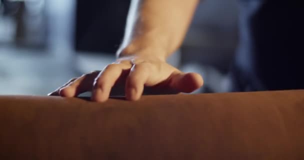 Řemeslník rozvíjející kůži na pracovním stole — Stock video