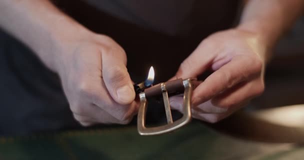 ベルトに糸を焼く職人 — ストック動画