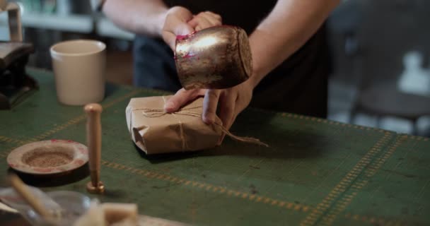 Geschnitten Handwerker gießt Siegellack — Stockvideo