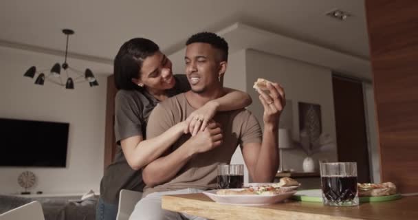 Novia abrazando novio durante el almuerzo — Vídeos de Stock