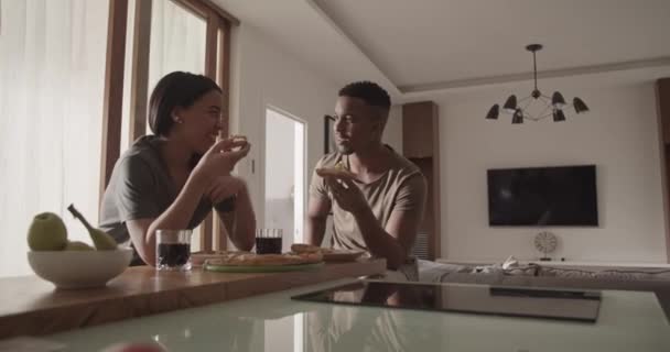 Vielrassiges Paar isst gemeinsam Pizza — Stockvideo