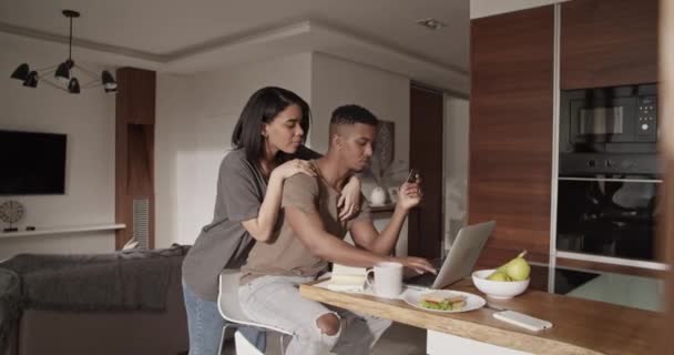 Vielfältiges Paar kauft gemeinsam online ein — Stockvideo