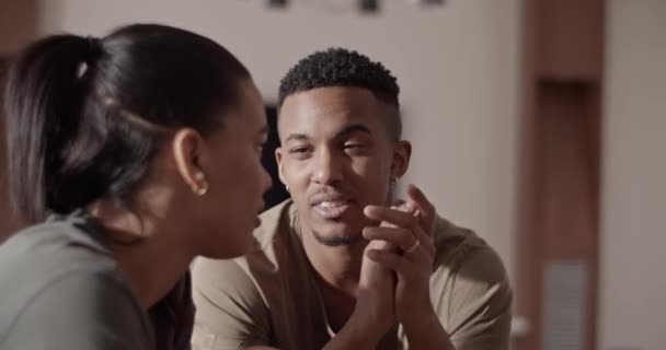 Multiracial paar reden zu Hause — Stockvideo