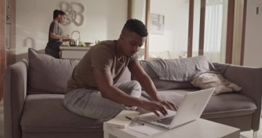 Zenci serbest çalışan aşçı kız arkadaşın yanında çalışıyor.