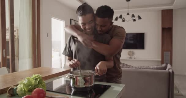 Çiftler yemek hazırlıkları sırasında sarılıp sohbet ediyorlar. — Stok video