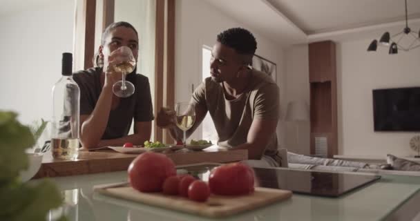 Een koppel dat thuis romantisch luncht — Stockvideo