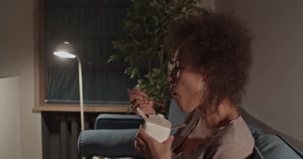 Чернокожая женщина ест еду с доставкой — стоковое видео