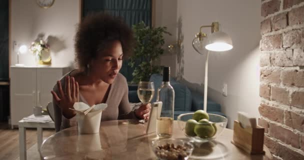 Afro-Amerikaanse vrouw maakt videogesprek tijdens het diner — Stockvideo