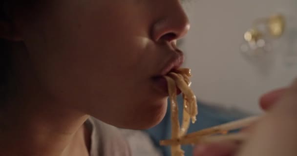 Zugeschnittene Frau isst Nudeln zum Mitnehmen — Stockvideo