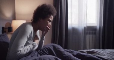 Siyah kadın sabah öksürüyor.