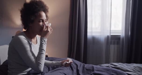 Sick black woman blowing nose — Vídeo de stock