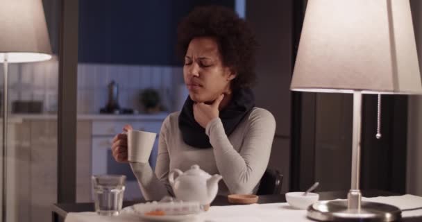 Vrouw met zere keel die thee drinkt — Stockvideo