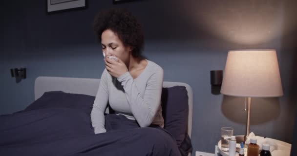Wanita hitam batuk di pagi hari — Stok Video
