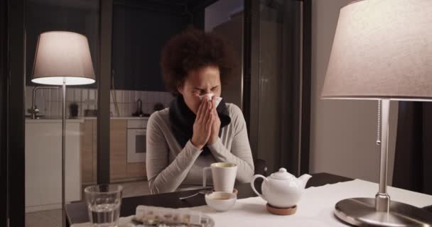 Черная женщина сморкается и пьет чай — стоковое видео
