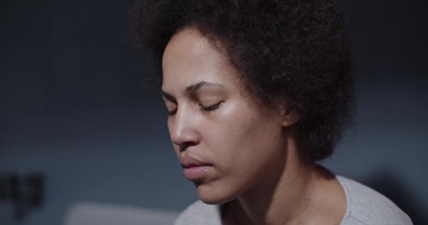 Black woman taking cough syrup — Vídeos de Stock