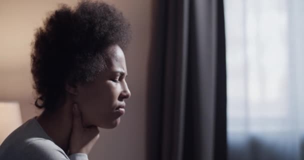 Mujer negra sanando dolor de garganta — Vídeo de stock
