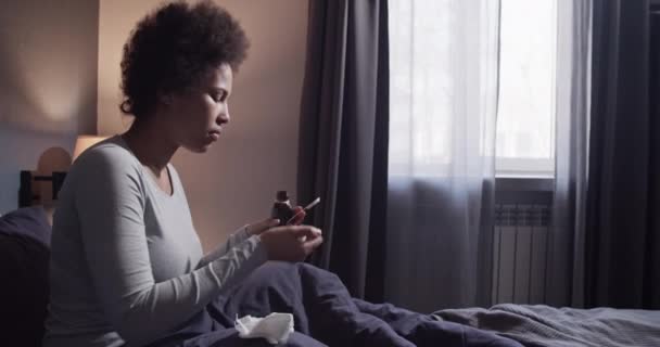 Mujer negra tomando jarabe para la tos — Vídeo de stock