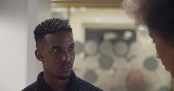 Czarny mężczyzna rozmawia z kolegą — Wideo stockowe