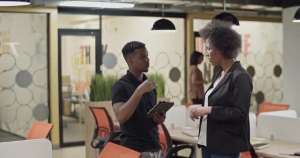 Svarta anställda som talar i coworking space — Stockvideo