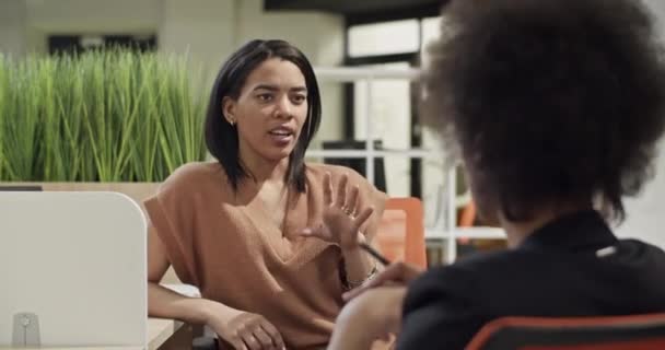 Mujer hablando con el empleador durante la entrevista de trabajo — Vídeos de Stock