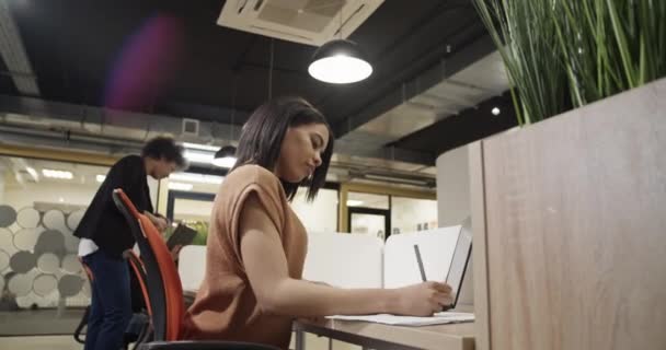 Manažerka pracující v kanceláři — Stock video