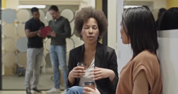 Svarta kvinnor pratar under fikapausen — Stockvideo