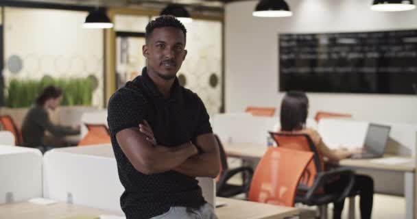 Administrador negro amigable en el espacio de trabajo — Vídeo de stock