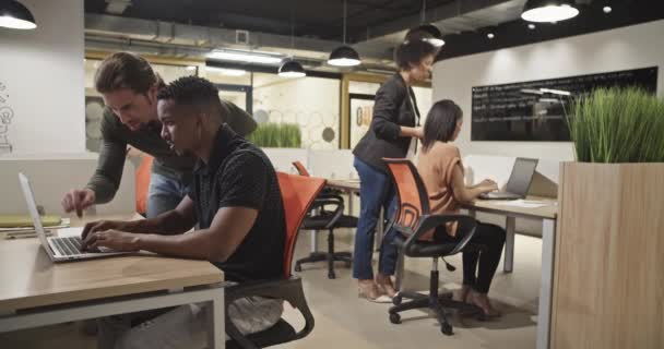 オフィスで協力する多様な同僚 — ストック動画