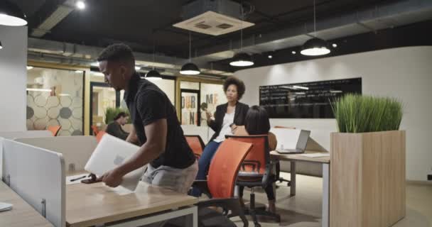 Gerente afroamericano dejando el lugar de trabajo — Vídeos de Stock