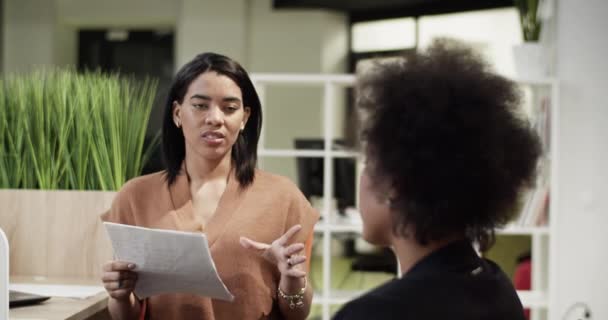 Black employee discussing CV with employer — Stock Video