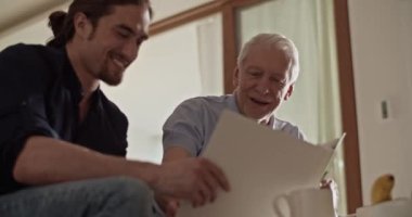 Yetişkin oğlunun, babasıyla evde fotoğraf tartışmasına sevindim.