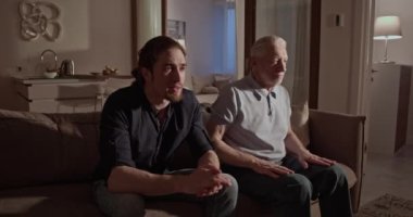 Yetişkin ve kıdemli futbol taraftarları akşamları favori takım için endişeleniyorlar.