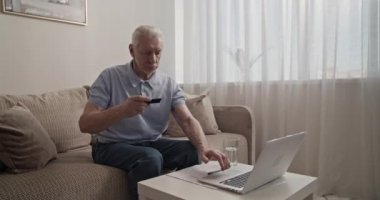 Yaşlı adamın kredi kartı bilgilerini evdeki bilgisayara girmesi