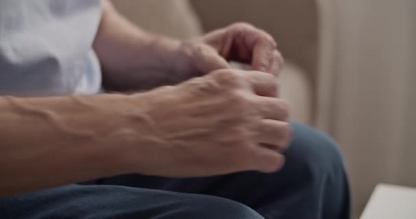 Homme Âgé Ouvrant Boîte Comprimés Prenant Des Pilules Sur Canapé — Video