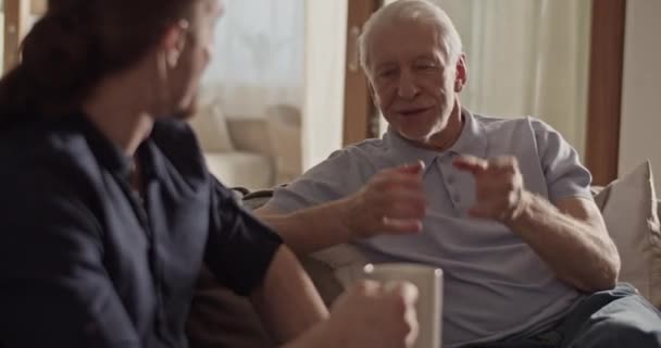 Oudere Vader Zit Bank Praat Met Volwassen Zoon Genieten Van — Stockvideo
