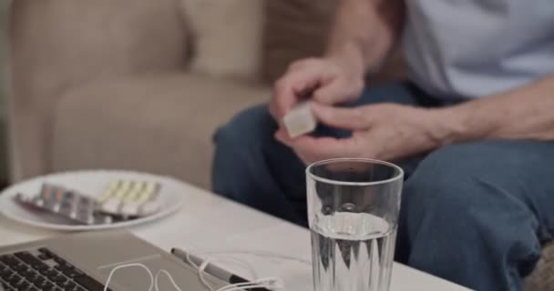Hombre Edad Avanzada Apertura Caja Tabletas Tomar Pastillas Sofá Casa — Vídeo de stock