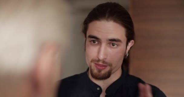 Heureux Fils Adulte Parlant Avec Papa Âgé Pendant Visite Week — Video